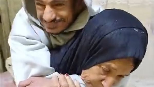 مسنة تحمل نجلها على ظهرها لمدة 45 عاما في بورسعيد.. ومكافأة غير متوقعة من المحافظ