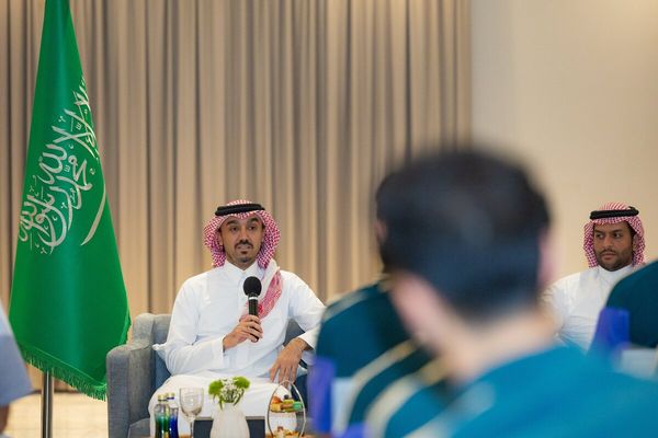 وزير الرياضة يلتقي بعثة المنتخب السعودي الأول المغادرة للمشاركة في كأس العالم 2026