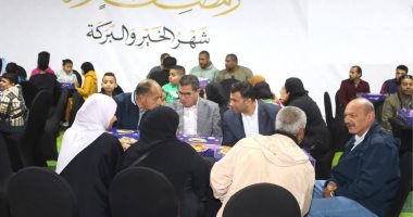 محافظ السويس والقيادات التنفيذية يشاركون الصائمين من أبناء السويس إفطار رمضان