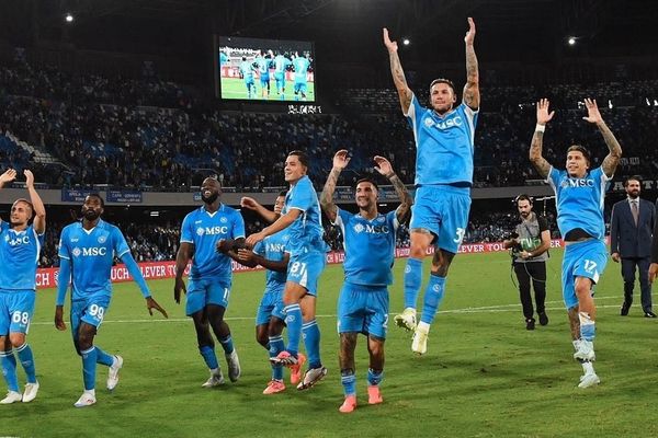 نابولي يهزم بيزا في الدوري الإيطالي لكرة القدم ويضمن المشاركة في دوري الأبطال
