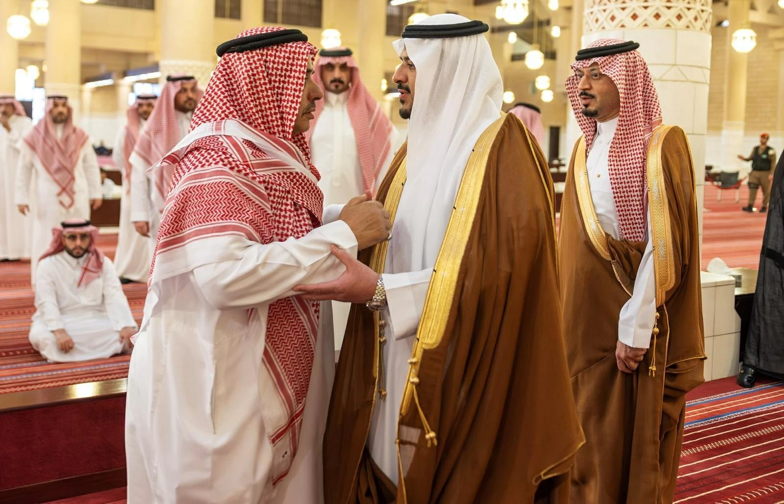 نائب أمير الرياض يؤدي الصلاة على فوزية بنت سعود بن هذلول