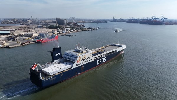 تحمل 55000 طن قمح.. ميناء دمياط يستقبل سفينة ترفع علم جزر مارشال