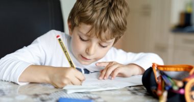 كيف تساعدين طفلك فى واجباته دون أن تقومى بها بدلاً عنه؟ سر التوازن الذكى
