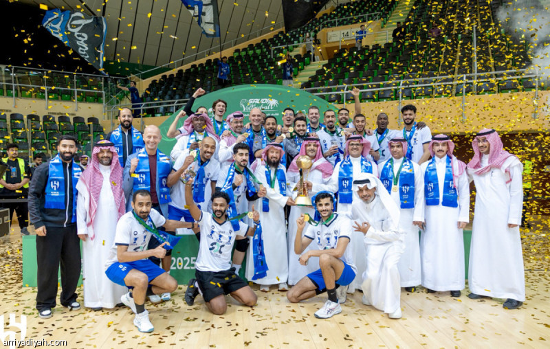 الهلال يتوشح ذهب الطائرة