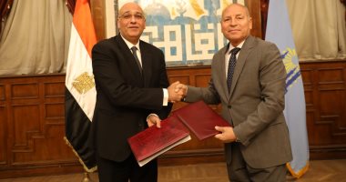 ​محافظ القاهرة ورئيس "تنمية المشروعات" يوقعان عقد استكمال تطوير عزبة خير الله