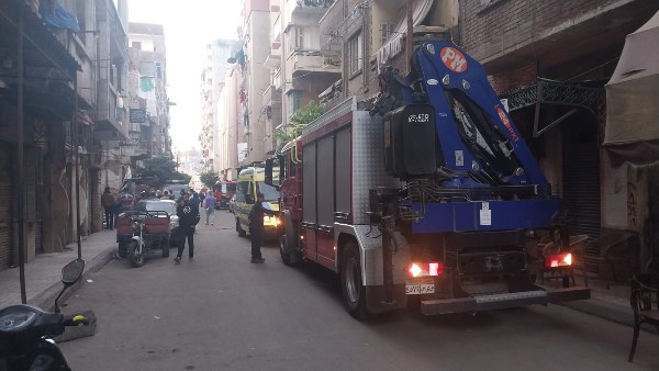 السقف وقع .. مصرع وإصابة 6 أشخاص في انهيار جزئي لعقار بمحرم بك