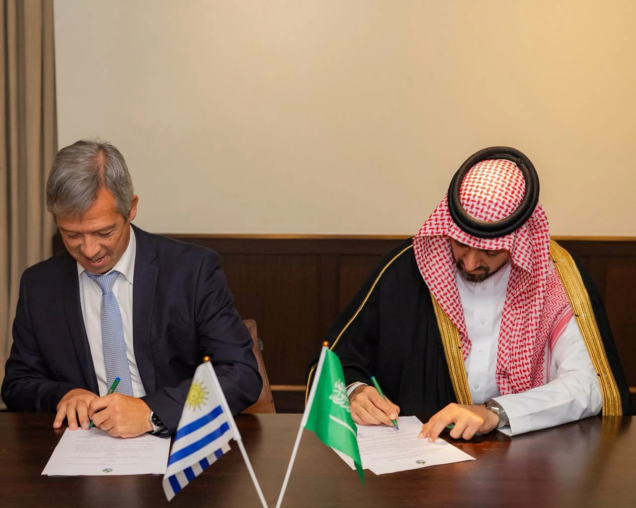 الفيصل وقع مذكرة تفاهم مع الأوروغواي.. وبدء سريان نظام الرياضة