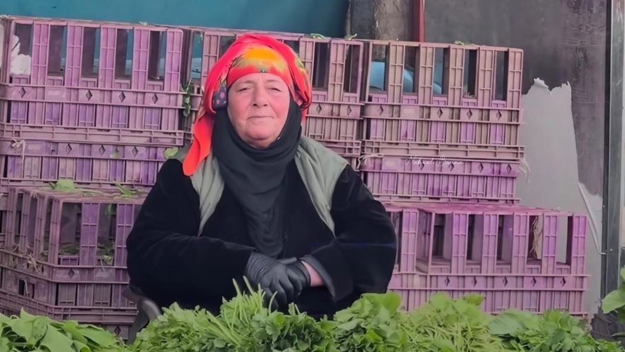 أم مهيوب.. سيدة بسطة الخضار ووجه راسخ في ذاكرة جرش (فيديو)
