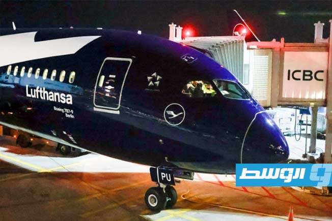 انكفاء طائرة بوينغ «متوقفة» على مقدمها في مطار فرانكفورت