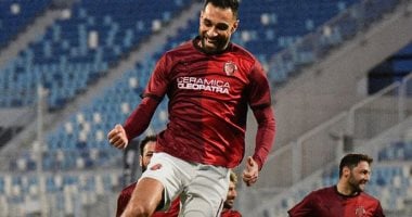 عمرو السولية يحتفل بتأهل سيراميكا للكونفدرالية