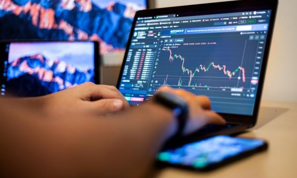 هدوء الأسواق يثير القلق.. هل تُقلل البورصات من خطر صدمة نفطية جديدة؟