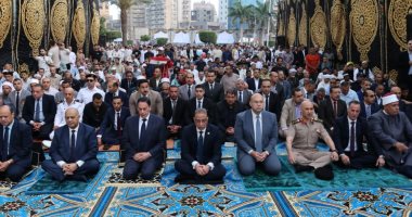 محافظ الجيزة يؤدى صلاة عيد الأضحى بساحة مسجد مصطفى محمود