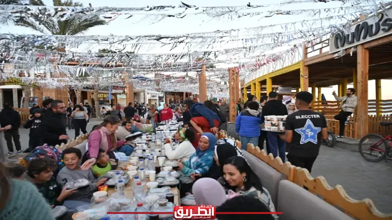 احتفالاً بانتصار العاشر من رمضان.. أهالي دهب يستقبلون السياح بمائدة إفطار 1500 متر