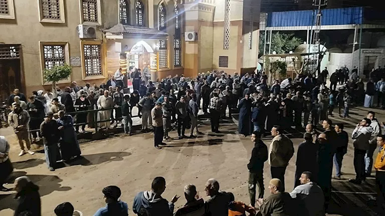 توافد المئات لصلاة الجنازة على المهندس حسام صادق بالدقهلية (فيديو وصور