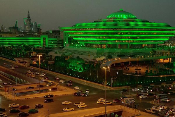 «الداخلية» : الوافد الذي يتأخر عن المغادرة عقب انتهاء صلاحية تأشيرة الدخول الممنوحة له سيعاقب بغرامة مالية تصل إلى (50.000) ريال والسجن والترحيل