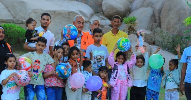 حدائق أسوان توزع هدايا وبالونات وألعاب على الأطفال فى العيد