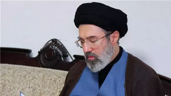 هل يعاني مجتبى خامنئي من جروح تمنعه من الظهور؟ خبير إيراني يوضح