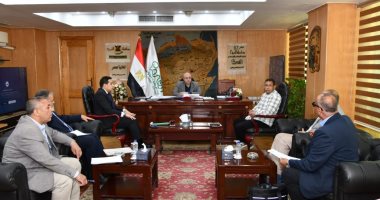 محافظ الفيوم يناقش الخطط التنفيذية لتطوير سوق العزب لتجارة الماشية