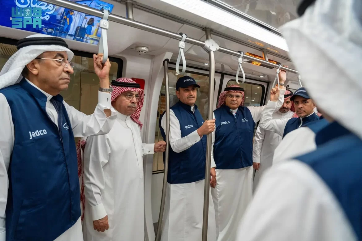 وزير النقل يتفقد حركة السفر والخطط التشغيلية في مطار الملك عبدالعزيز الدولي بجدة