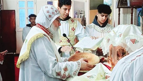 الأنبا مكاريوس يدشن إحدى كنائس إيبارشية المنيا