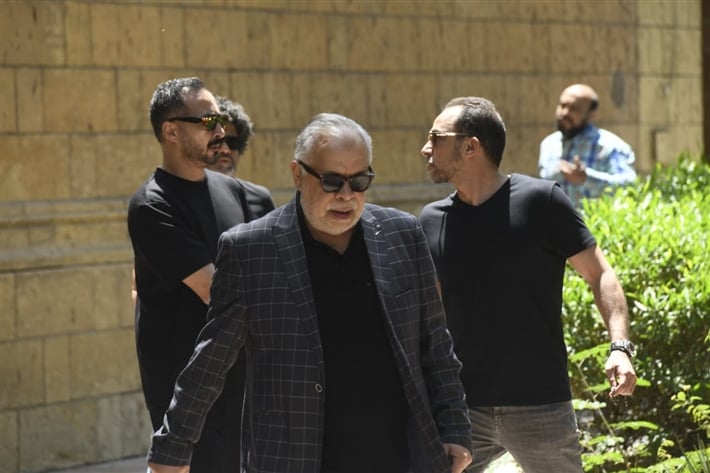 بطلب من الأسرة.. منع كاميرات التصوير في عزاء والد منة شلبي