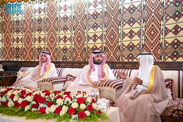 أمير منطقة جازان يزور شيخ شمل فرسان وعددًا من أهالي المحافظة