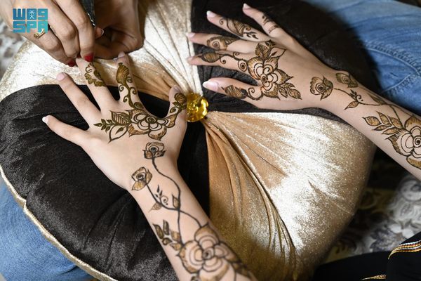 «الحناء» في حياة المرأة السعودية.. رمز للجمال عبر الأجيال