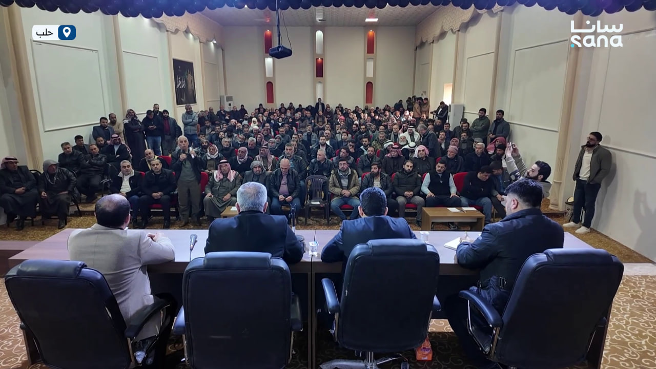 وفد من محافظة حلب يبحث مع أهالي مدينة الباب الواقعَ الخدمي والتعليمي