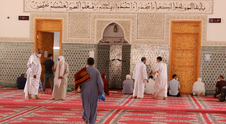 العدل والإحسان تنتقد ضبط التدين إداريا: الأولى محاربة الفساد لا ملاحقة “القبض” في الصلاة