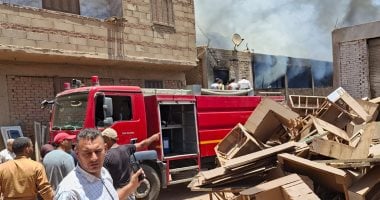 بسبب ماس كهربائي.. السيطرة على حريق بمزرعة دواجن بداخلها ورشة نجارة ببنها