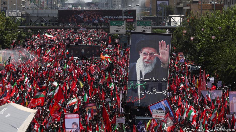 موكب تشييع المرشد الأعلى خامنئي ينطلق في شوارع طهران