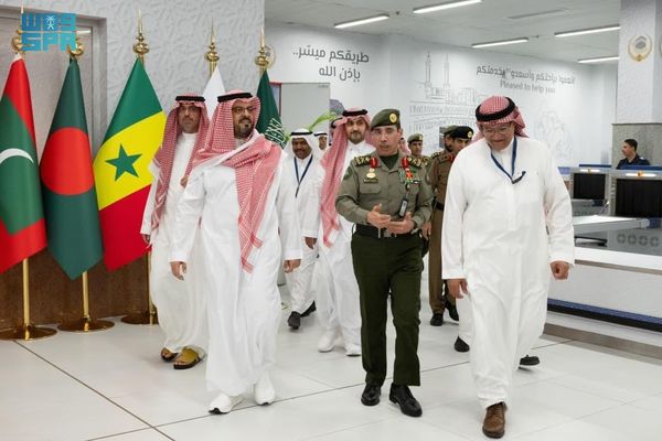 نائب أمير مكة المكرمة يتفقد صالة مبادرة "طريق مكة"