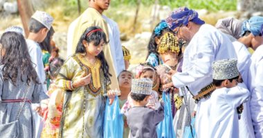 عادات أصيلة للاحتفال بالعيد فى الخليج.. أزياء تراثية والحناء للنساء. .زيارات عائلية و"فوالة العيد" سمة مميزة.. الهريس والشواء أطباق شعبية.. والعزوه والرزحة وفن العازي بعُمان