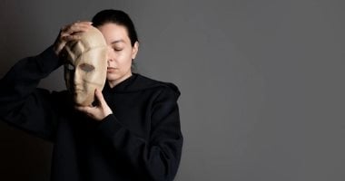 من الكمالية للانعزال.. 6 حيل تلجأ لها المرأة الذكية لإخفاء معاناتها النفسية