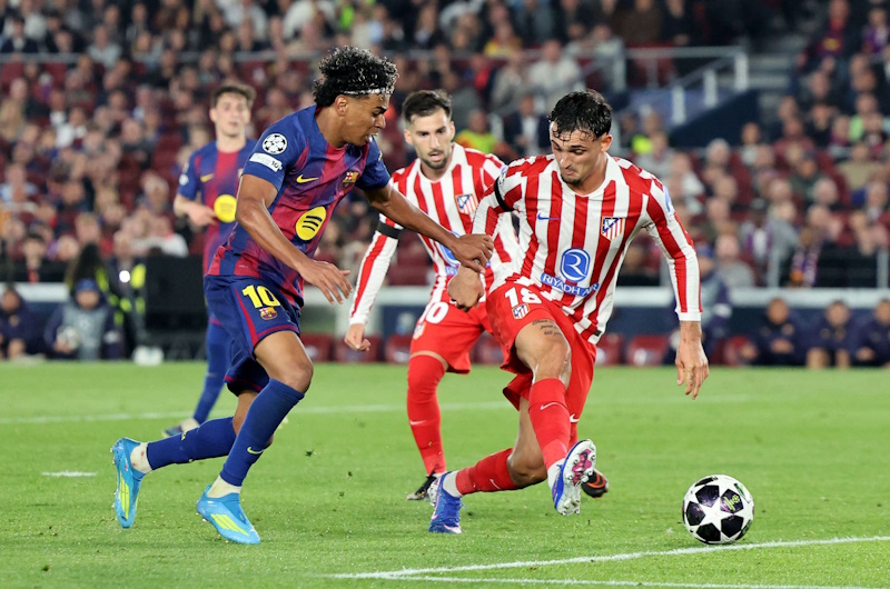 أتلتيكو مدريد يقترب من قبل نهائي دوري أبطال أوروبا بثنائية في معقل برشلونة