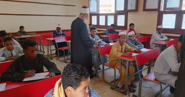 مدير منطقة سوهاج الأزهرية يتفقد أعمال امتحانات النقل الإعدادى