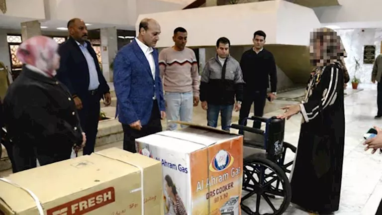 محافظ أسيوط يدعم فتاة يتيمة بجهاز عروسة ويهدي شقيقها كرسيًا متحركًا (ص
