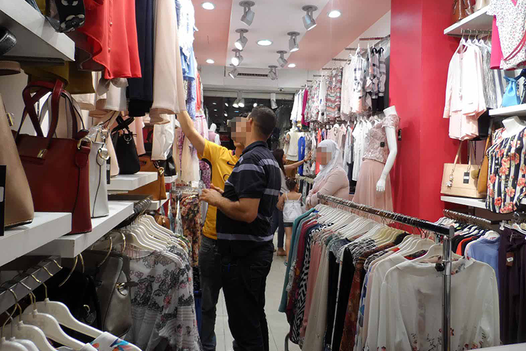 انتعاش الأسواق الليلية... وعائلات تفضل التبضع بعد الإفطار