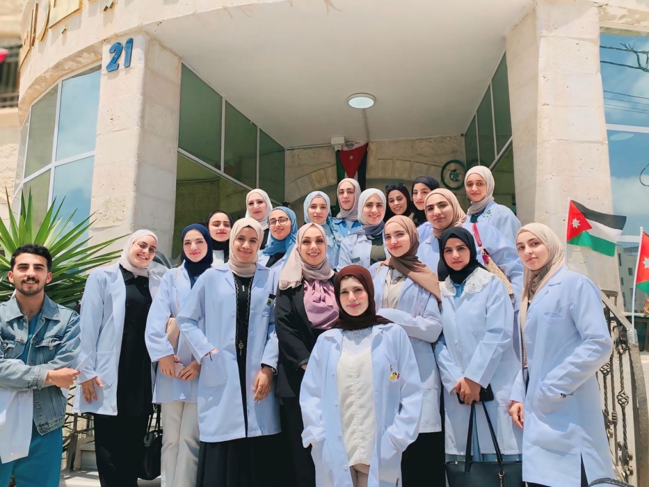 جامعة الزرقاء تنظم زيارة إلى مركز وادي الشتا لرعاية كبار السن في عمّان