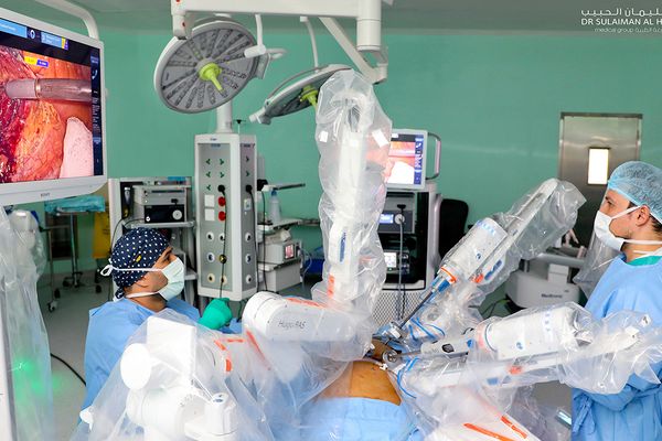 إجراء عدة عمليات ناجحة بالروبوت الآلي الجراحي بمستشـفـى الدكـتــور ســليـمان الحبيــب بالخـبـر