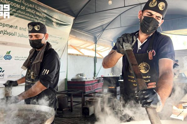 المملكة توزع (25.000) وجبة غذائية ساخنة في قطاع غزة