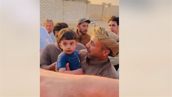 استقبله والده بالدموع، التفاصيل الكاملة للعثور على رضيع مطروح بعد غياب 16 ساعة بالصحراء (فيديو)