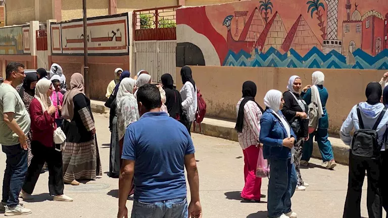 بالصور- سعادة طلاب الإعدادية في كفر الشيخ بسهولة امتحان الدين