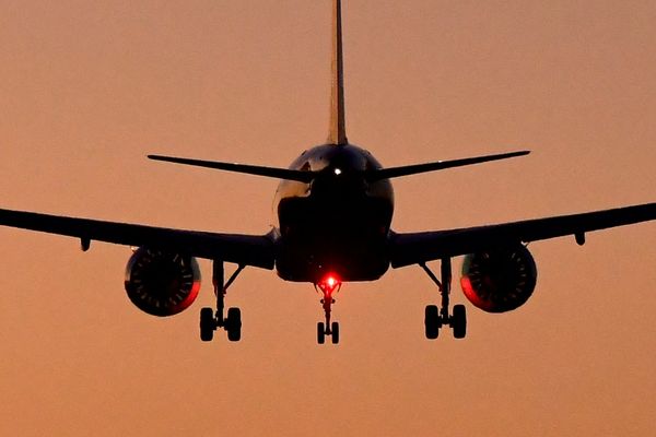 هيئة الطيران المدني تُحدّث ضوابط حمل الشواحن المحمولة على متن الطائرات