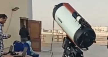 الجميع منتظر .. تلسكوب حديث يستطلع هلال شهر شوال فى بنى سويف (فيديو)