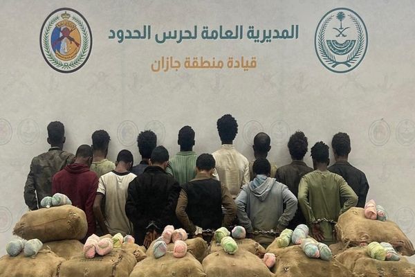 القبض على 14 إثيوبياً ويمنياً لتهريبهم 252 كجم "قات" في جازان