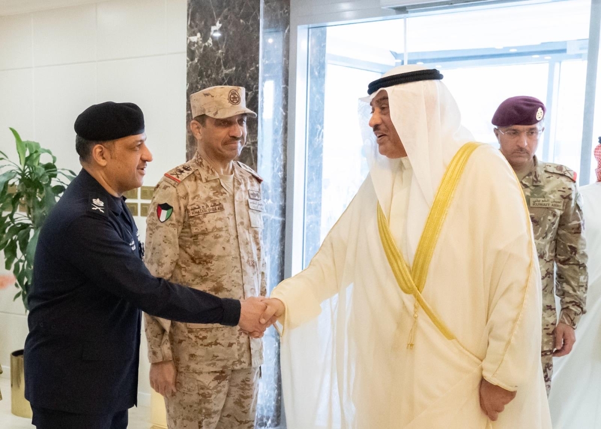 ولي العهد يزور إخوانه وأبناءه من قياديي ومنتسبي السلك العسكري والأمني