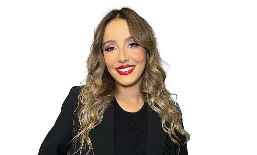 الممثلة المغربية الشابة لبنى الجوهري تحتفي بيوم المرأة في عرض فكاهي