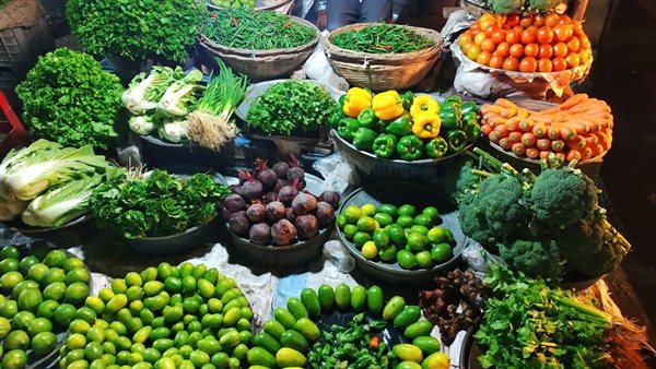 سعر الخضار اليوم، ارتفاع 9 أصناف منها الفلفل الألوان وانخفاض الثوم والباذنجان