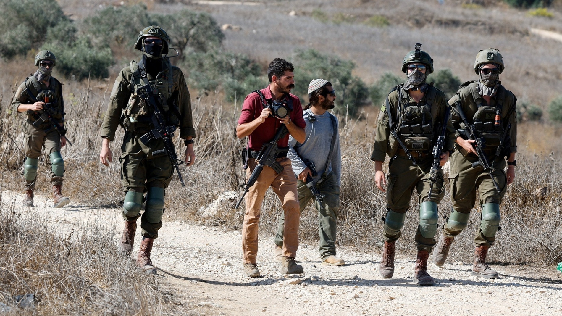 اقتحامات واعتقالات في بيت لحم والخليل والقدس وإصابة مواطن بالرصاص في الرام